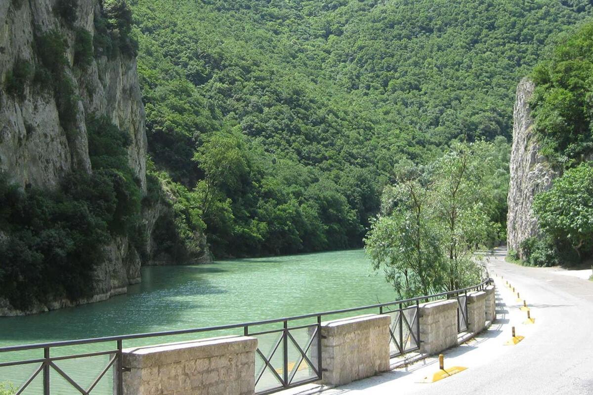 La Finestra Sul Fiume Bed & Breakfast Fossombrone Ngoại thất bức ảnh